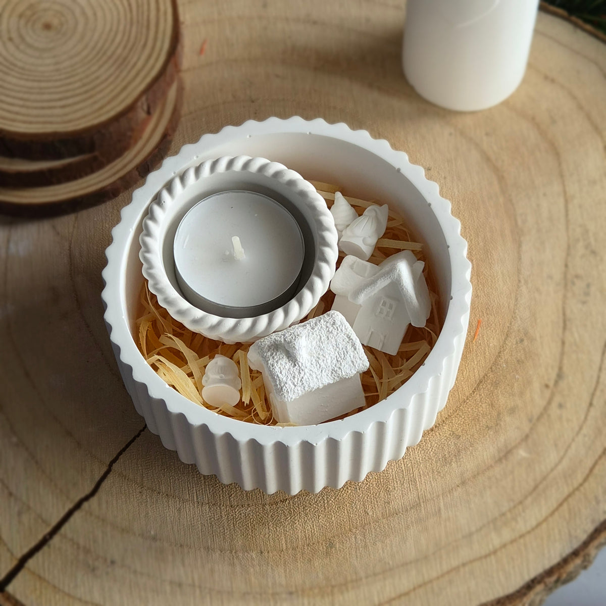 Wichteldorf aus Gießkeramik mit Aufbewahrungsdose