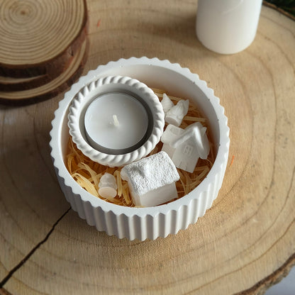 Wichteldorf aus Gießkeramik mit Aufbewahrungsdose