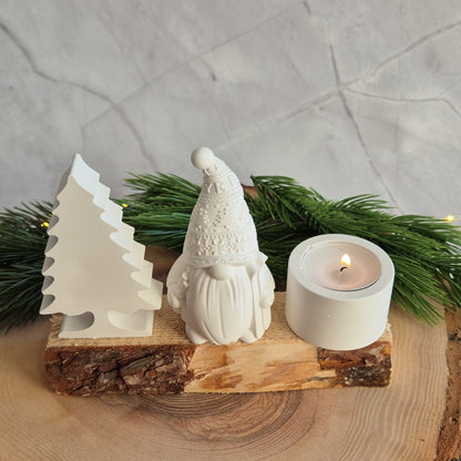 Winterliches auf Holz - verschiedene Häuschen, Bäume und Teelichthalter auf einem Holzschait