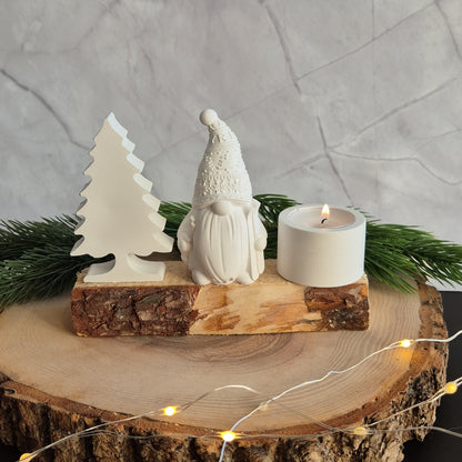 Winterliches auf Holz - verschiedene Häuschen, Bäume und Teelichthalter auf einem Holzschait