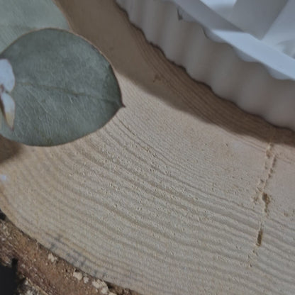 Dekoteller rund mit Teelicht Kerzenhalter  und 8 kleinen, weißen Häuschen aus Gießbeton // Abmessungen Teller: 17 x 2cm