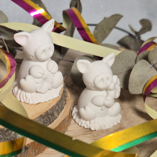 Glücksschwein sitzend auf Heu, mit Blume oder Kleeblatt in der Hand, aus weißem Gießbeton - Glücksbringer für den Jahreswechsel, Prüfungen oder Geburtstage // Abmessung: 3x3,5cm