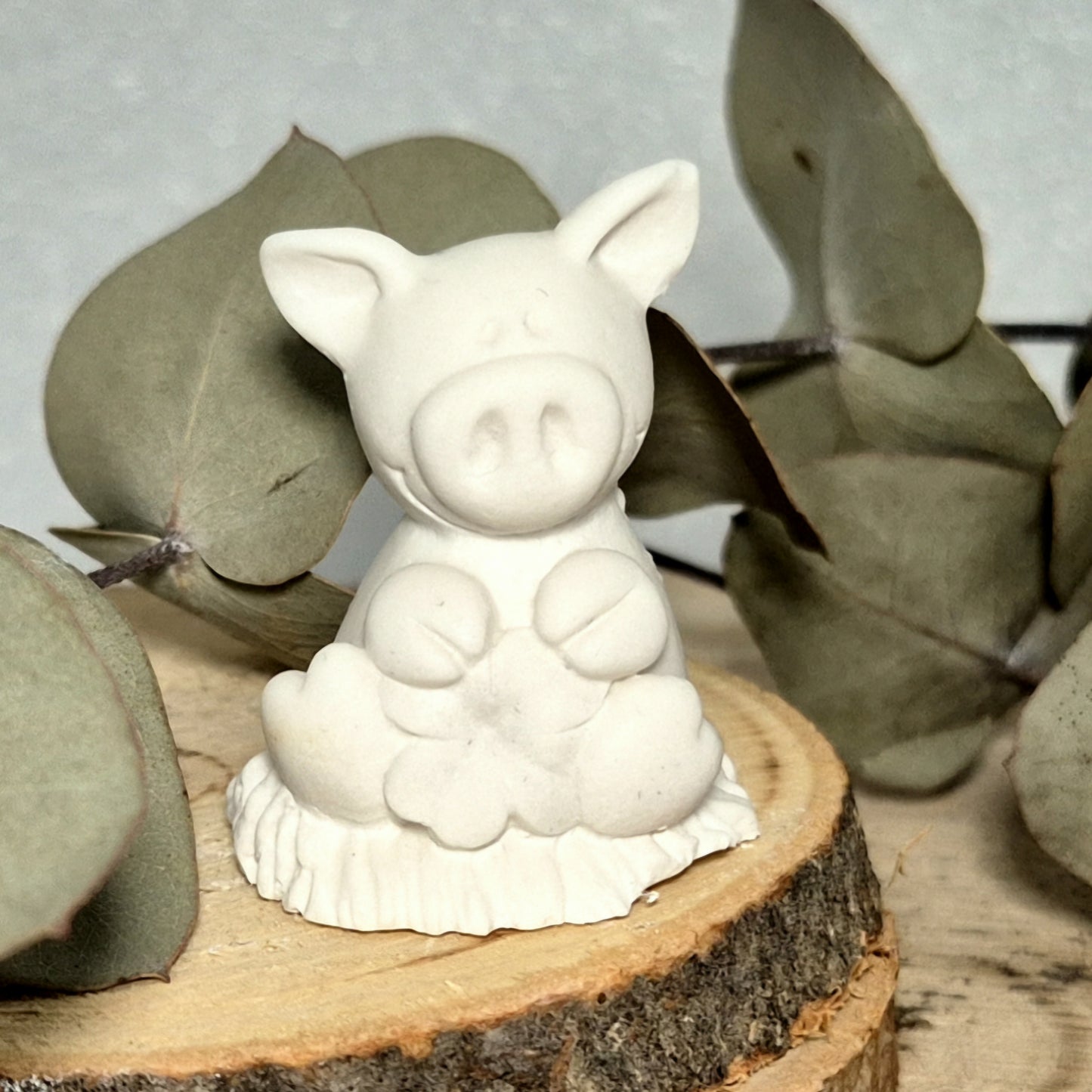 Glücksschwein sitzend auf Heu, mit Blume oder Kleeblatt in der Hand, aus weißem Gießbeton - Glücksbringer für den Jahreswechsel, Prüfungen oder Geburtstage // Abmessung: 3x3,5cm
