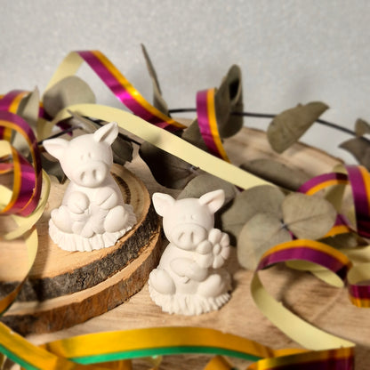 Glücksschwein sitzend auf Heu, mit Blume oder Kleeblatt in der Hand, aus weißem Gießbeton - Glücksbringer für den Jahreswechsel, Prüfungen oder Geburtstage // Abmessung: 3x3,5cm